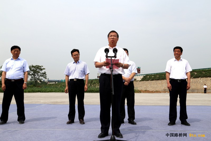 圖為中國(guó)鐵建總裁莊尚標(biāo)在合銅、吳華高速公路項(xiàng)目開工儀式發(fā)表重要講話